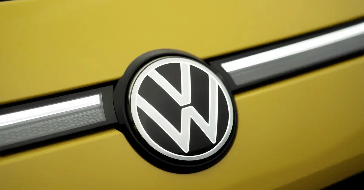 Rubano lo stemma della Volkswagen, ma il vero bottino &egrave; nascosto dietro: Golf e Passat nel mirino