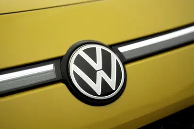 Rubano lo stemma della Volkswagen, ma il vero bottino &egrave; nascosto dietro: Golf e Passat nel mirino