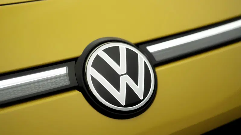 Rubano lo stemma della Volkswagen, ma il vero bottino &egrave; nascosto dietro: Golf e Passat nel mirino