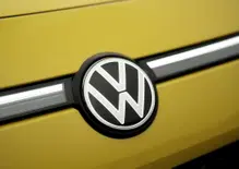 Rubano lo stemma della Volkswagen, ma il vero bottino è nascosto dietro: Golf e Passat nel mirino
