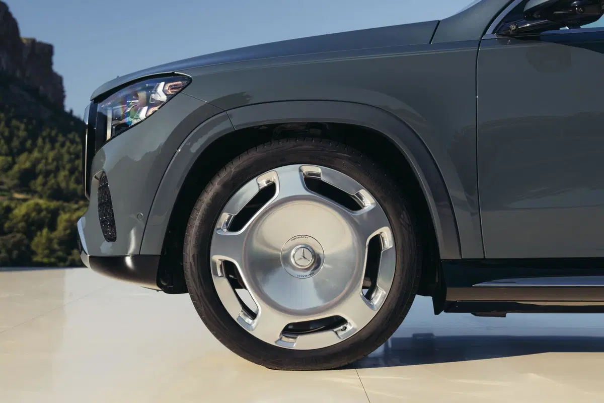 Nuova Mercedes-Maybach GLS, il lusso sale ancora di livello: arriva il V8 elettrificato (2)