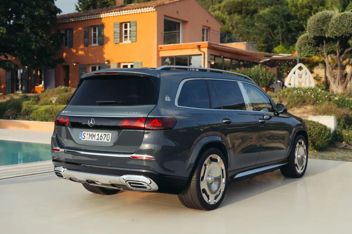 Nuova Mercedes-Maybach GLS, il lusso sale ancora di livello: arriva il V8 elettrificato (3)