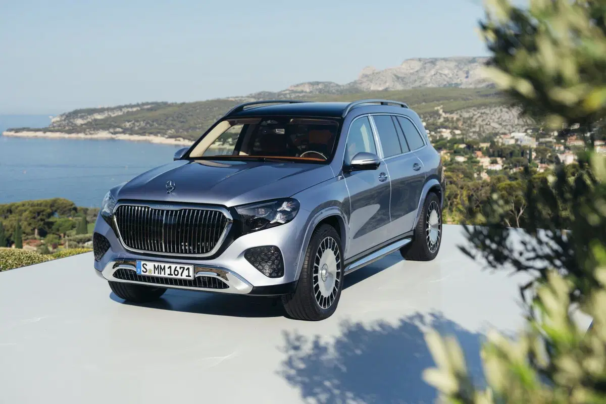 Nuova Mercedes-Maybach GLS, il lusso sale ancora di livello: arriva il V8 elettrificato (14)