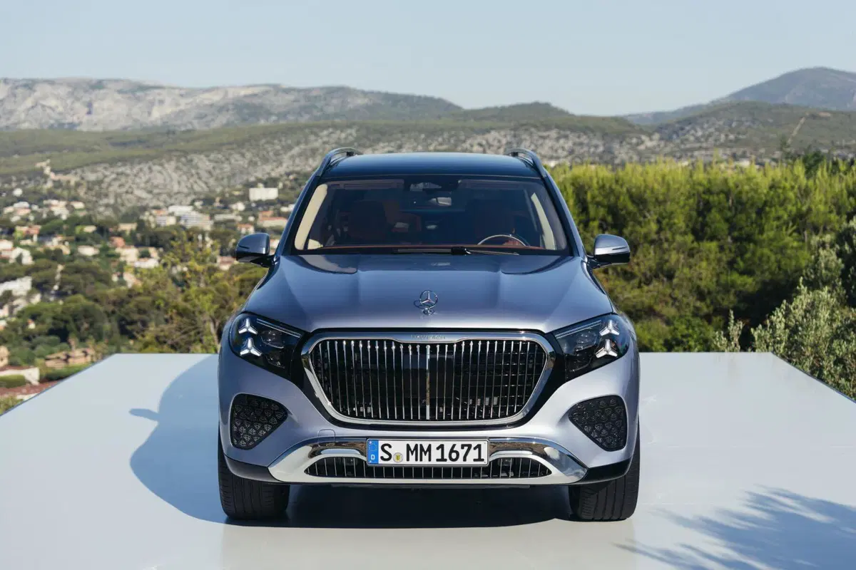 Nuova Mercedes-Maybach GLS, il lusso sale ancora di livello: arriva il V8 elettrificato (15)