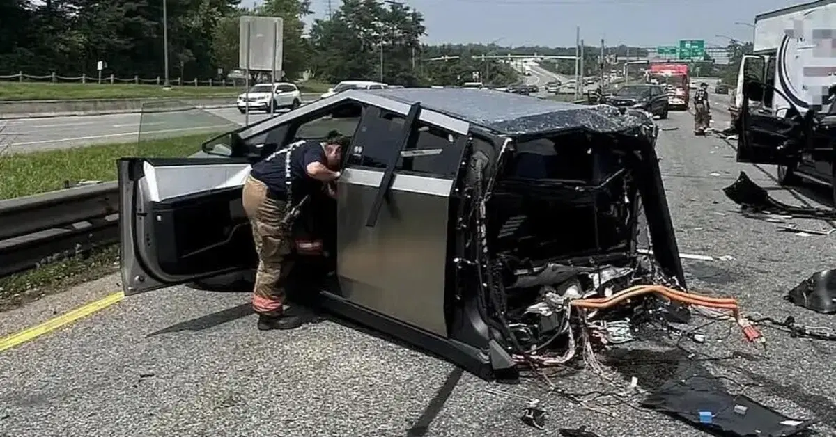 Tesla Cybertruck spezzato in due in un maxi tamponamento: tutti salvi per miracolo