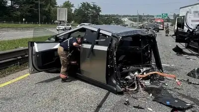 Tesla Cybertruck spezzato in due in un maxi tamponamento: tutti salvi per miracolo