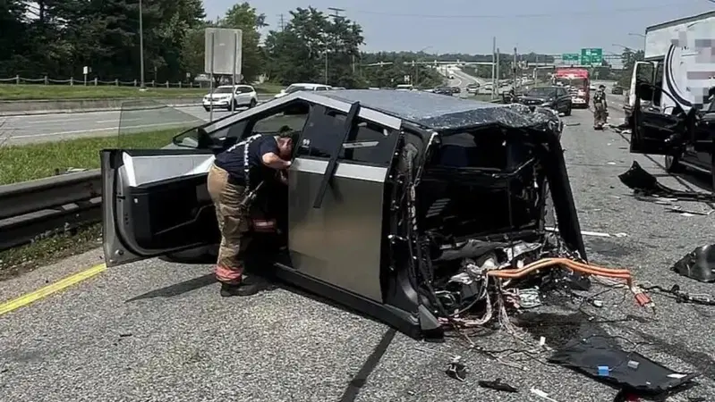 Tesla Cybertruck spezzato in due in un maxi tamponamento: tutti salvi per miracolo