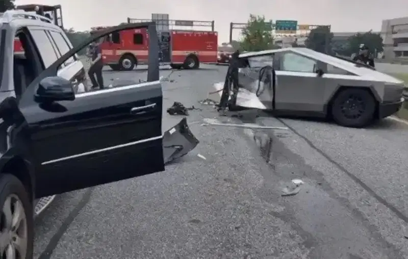 Tesla Cybertruck spezzato in due