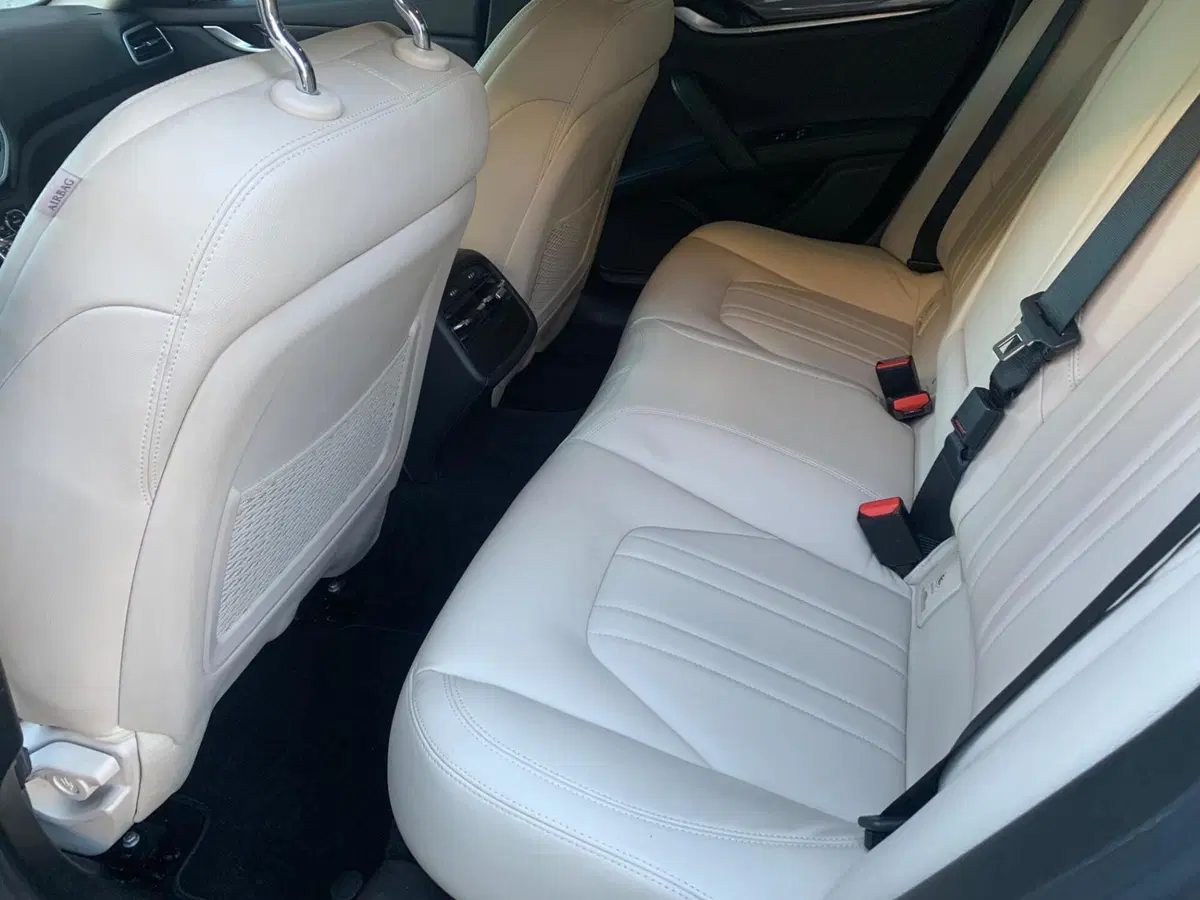 Maserati Ghibli usata a Milano (10)