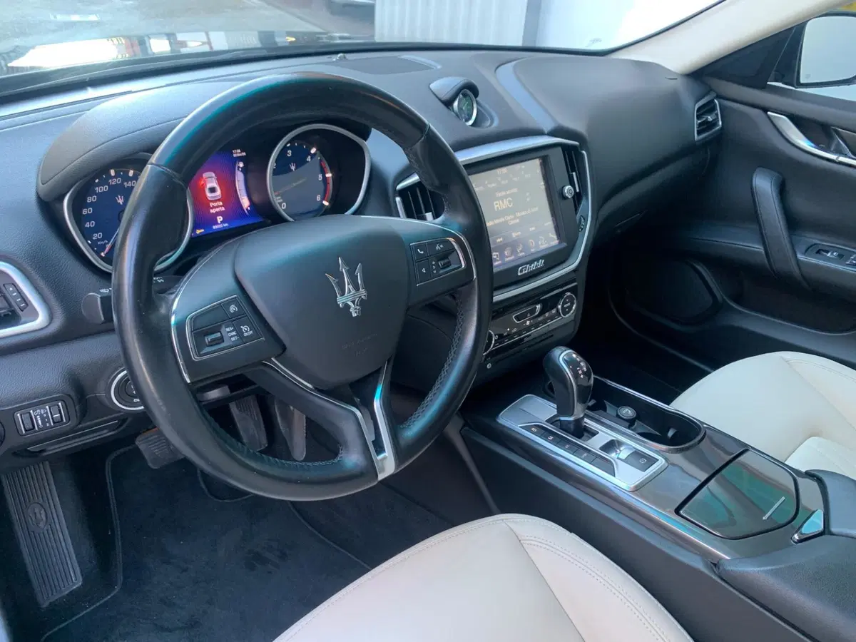 Maserati Ghibli usata a Milano (11)