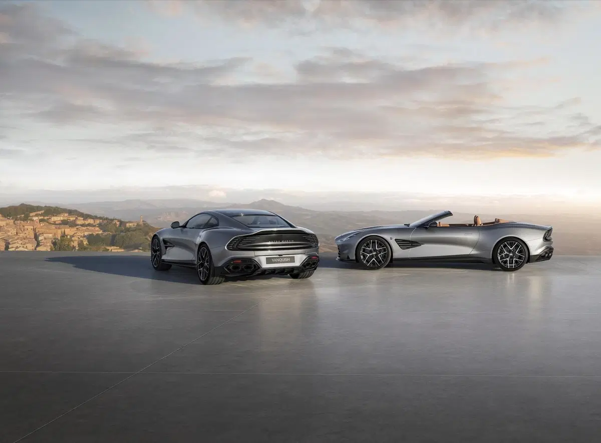 Aston Martin Vanquish 25, l&rsquo;edizione celebrativa del V12: solo 50 esemplari per 25 anni di storia