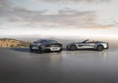 Aston Martin Vanquish 25, l’edizione celebrativa del V12: solo 50 esemplari per 25 anni di storia