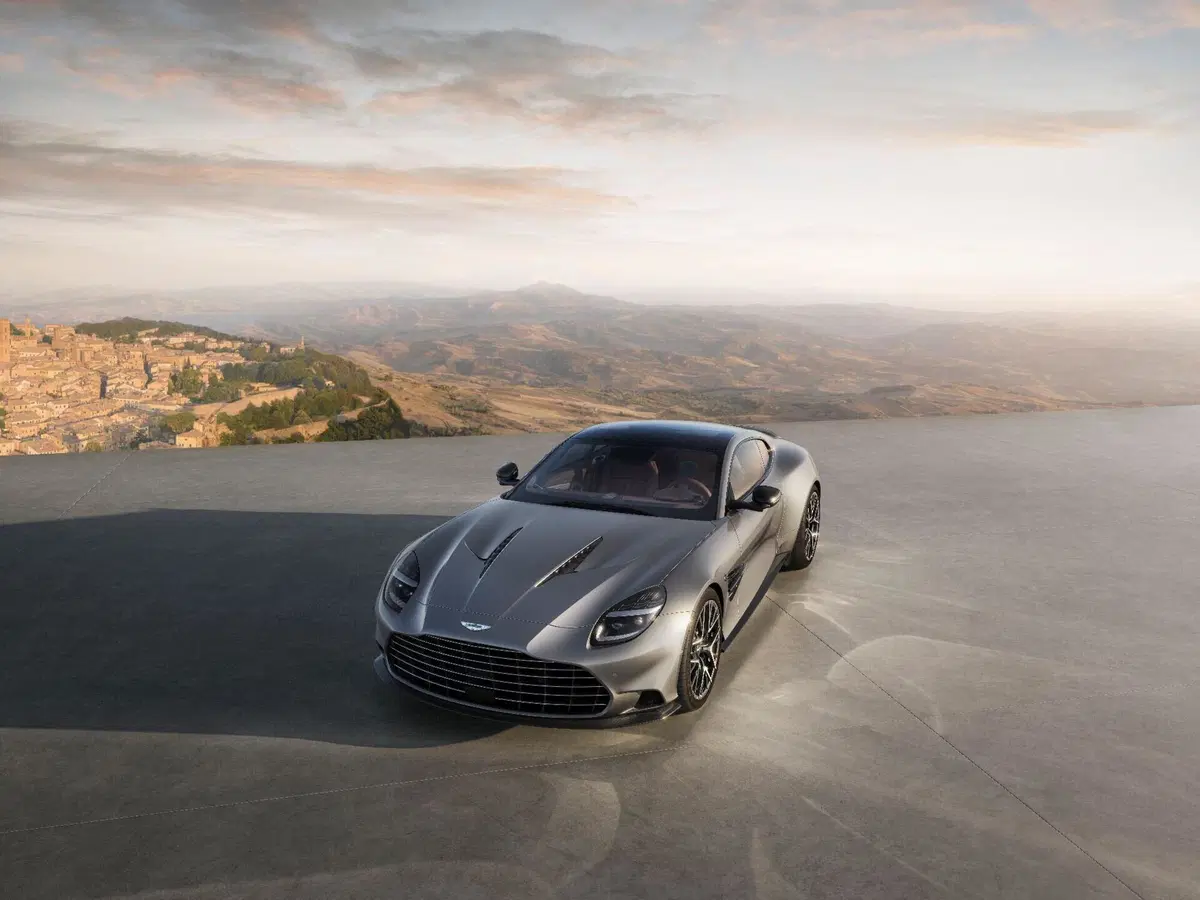 Aston Martin Vanquish 25, l’edizione celebrativa del V12: solo 50 esemplari per 25 anni di storia
