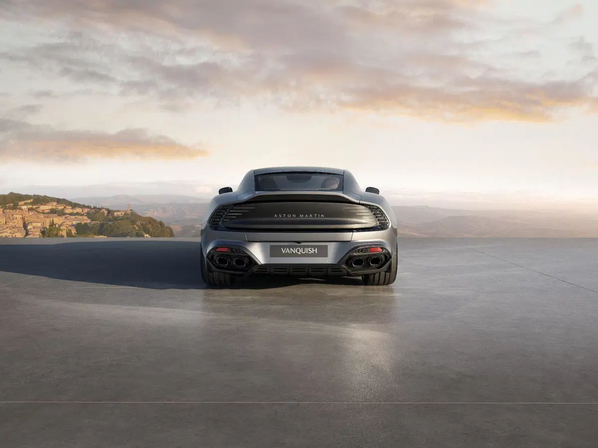Aston Martin Vanquish 25, l’edizione celebrativa del V12: solo 50 esemplari per 25 anni di storia (3)