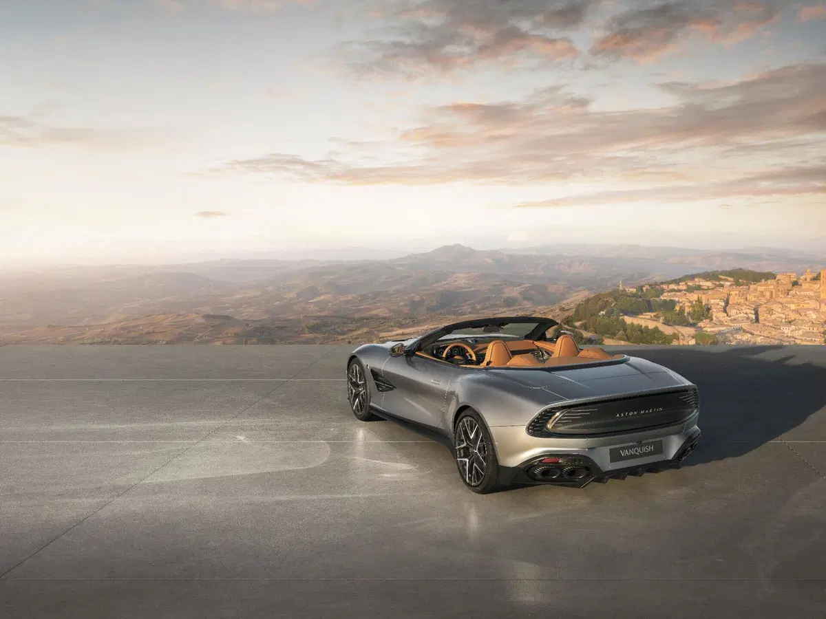 Aston Martin Vanquish 25, l’edizione celebrativa del V12: solo 50 esemplari per 25 anni di storia (4)