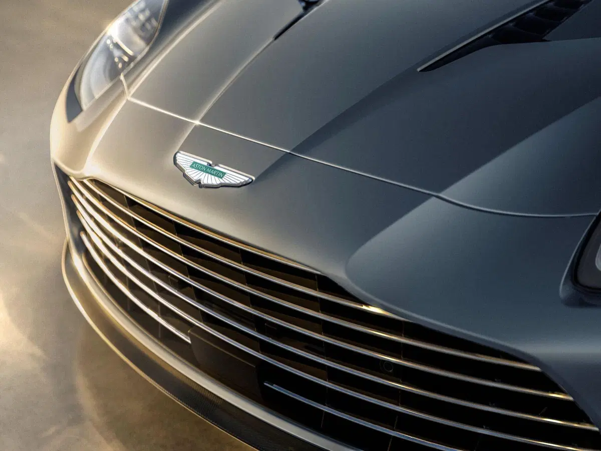 Aston Martin Vanquish 25, l’edizione celebrativa del V12: solo 50 esemplari per 25 anni di storia (7)