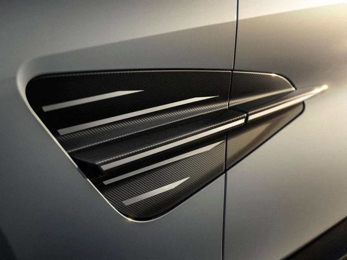 Aston Martin Vanquish 25, l’edizione celebrativa del V12: solo 50 esemplari per 25 anni di storia (8)