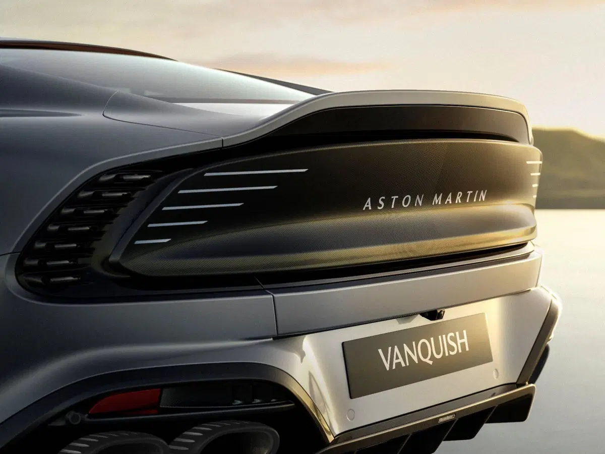 Aston Martin Vanquish 25, l’edizione celebrativa del V12: solo 50 esemplari per 25 anni di storia (9)