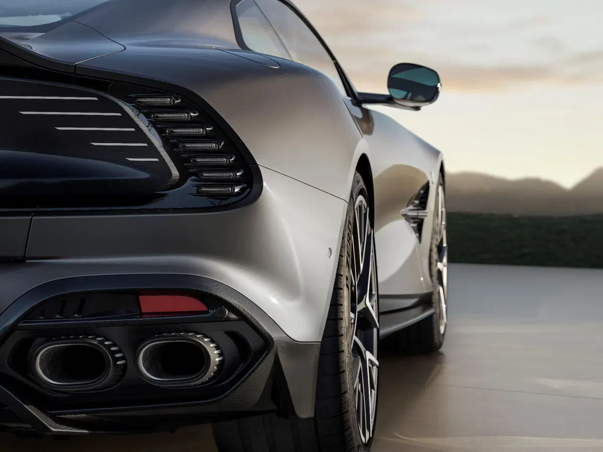 Aston Martin Vanquish 25, l’edizione celebrativa del V12: solo 50 esemplari per 25 anni di storia (10)