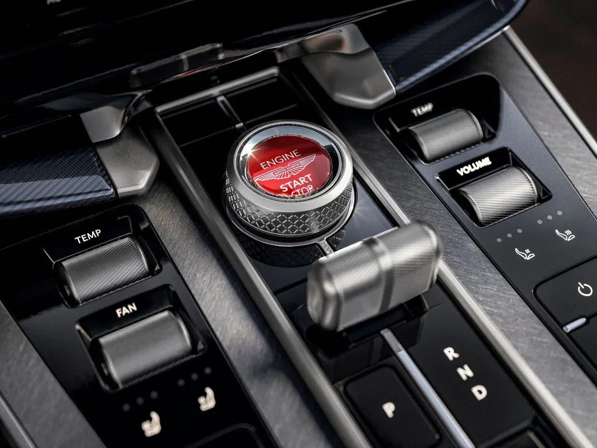 Aston Martin Vanquish 25, l’edizione celebrativa del V12: solo 50 esemplari per 25 anni di storia (12)