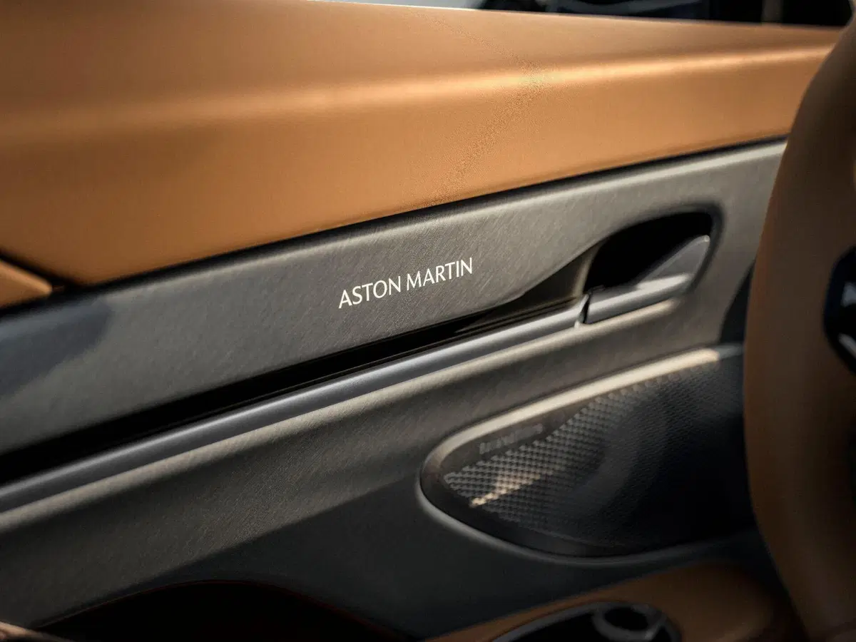 Aston Martin Vanquish 25, l’edizione celebrativa del V12: solo 50 esemplari per 25 anni di storia (13)