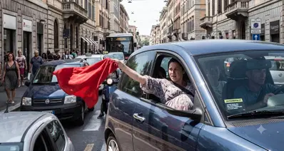 Panno fuori dal finestrino per una donna incinta: cosa significa davvero e cosa prevede la legge