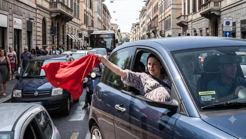 Panno fuori dal finestrino per una donna incinta: cosa significa davvero e cosa prevede la legge