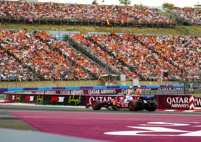 F1. Il treno per il Mondiale è già partito? Antonelli vola tra i dubbi di Russell, la rinascita Ferrari e i rumor su Verstappen: il programma del GP d'Ungheria 2026