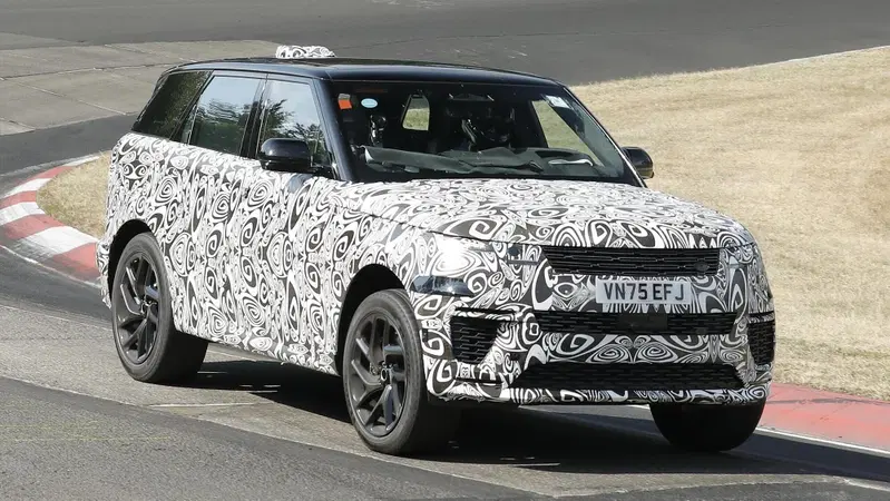 Nuova Range Rover Sport, il restyling si avvicina: ecco come cambier&agrave;