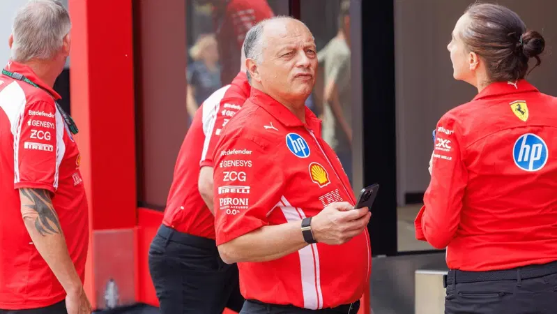 F1. "La fisica del motore non sar&agrave; pi&ugrave; un problema, la pressione &egrave; su Mercedes": Vasseur carica la Ferrari. Ecco perch&eacute; la SF-26 pu&ograve; vincere in Ungheria