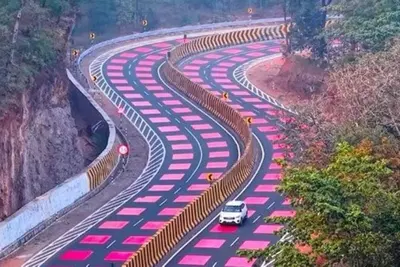 Strade rosse, cosa significa la nuova segnaletica e perch&eacute; &egrave; stata introdotta