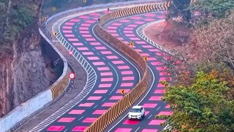 Strade rosse, cosa significa la nuova segnaletica e perch&eacute; &egrave; stata introdotta