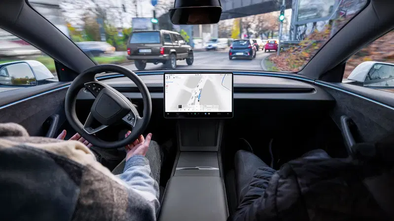 Tesla e la guida autonoma promessa: milioni di clienti restano senza una data
