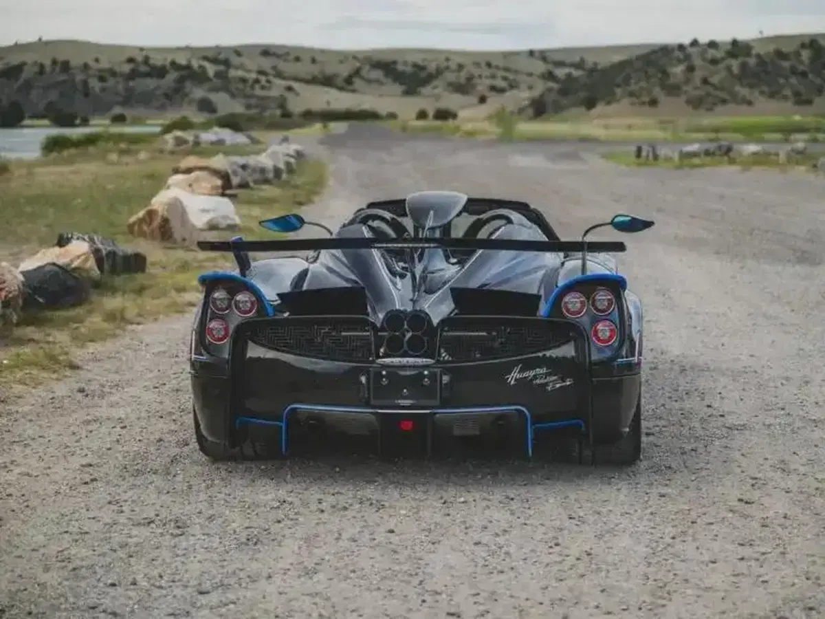 Pagani Huayra Roadster Executor: la prima con cambio manuale va all'asta e può superare i 7 milioni (2)