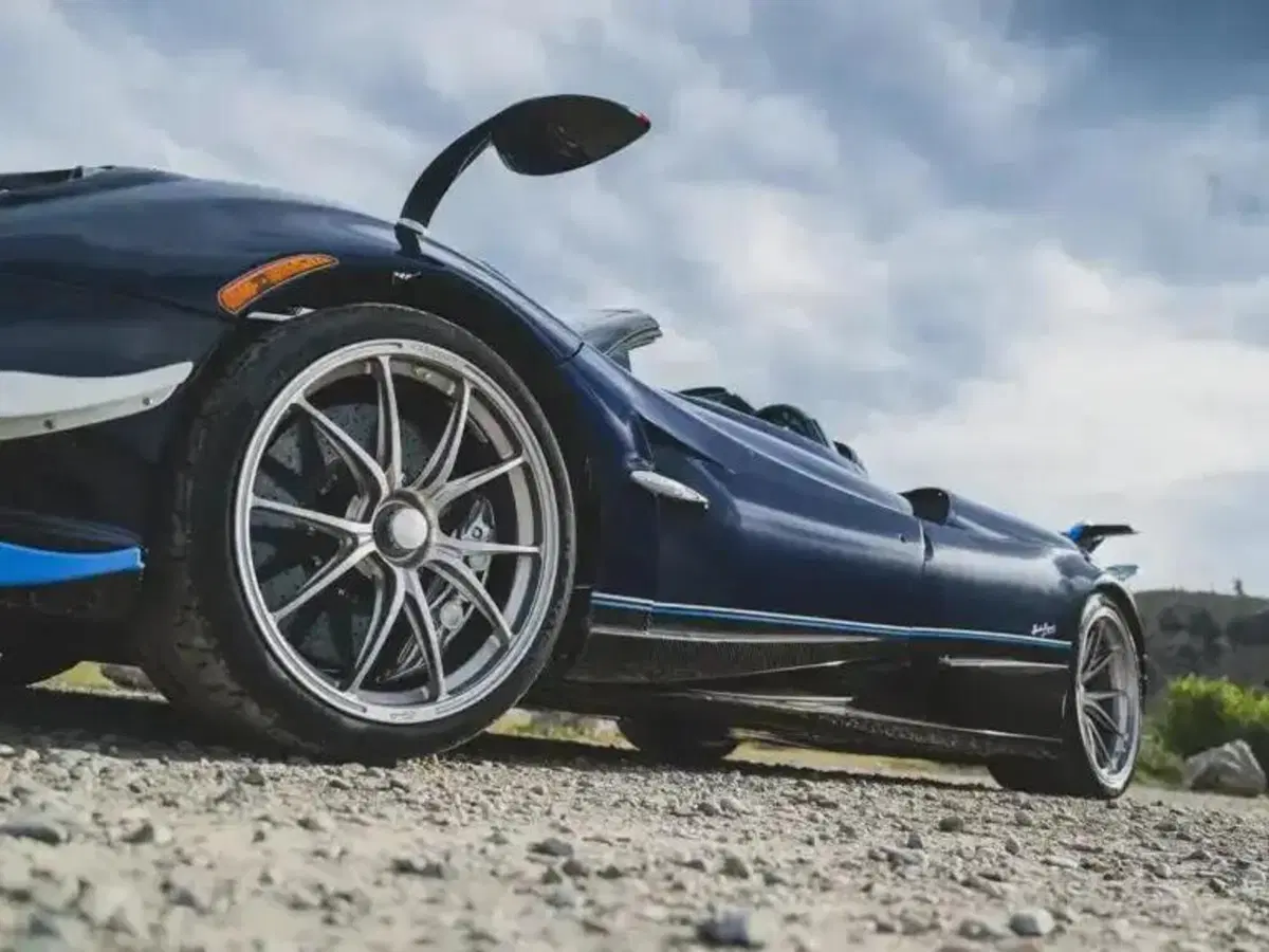 Pagani Huayra Roadster Executor: la prima con cambio manuale va all'asta e può superare i 7 milioni (3)
