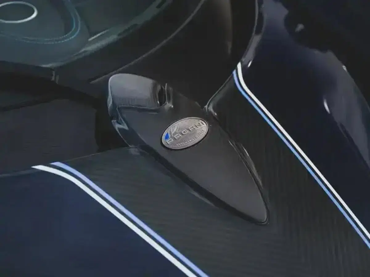 Pagani Huayra Roadster Executor: la prima con cambio manuale va all'asta e può superare i 7 milioni (14)