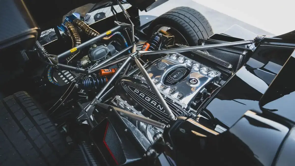 Pagani Huayra Roadster Executor: la prima con cambio manuale va all'asta e può superare i 7 milioni (17)
