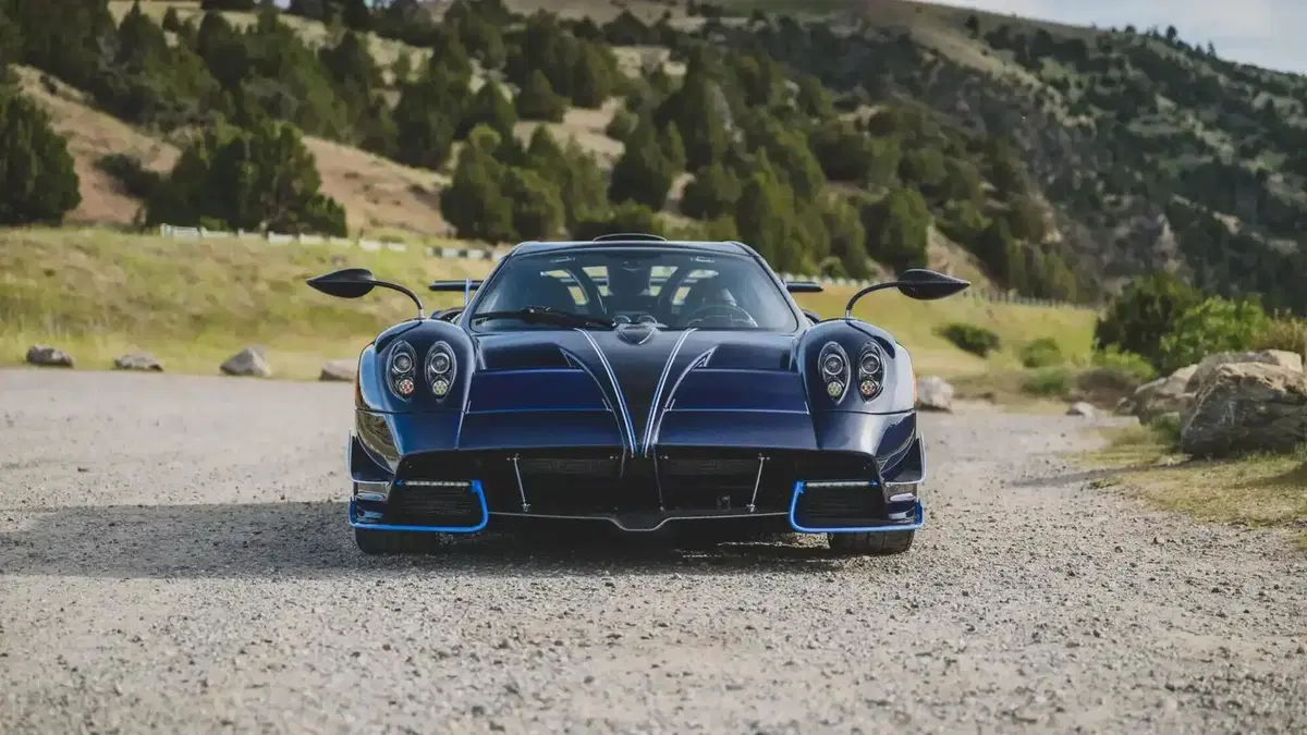 Pagani Huayra Roadster Executor: la prima con cambio manuale va all'asta e pu&ograve; superare i 7 milioni