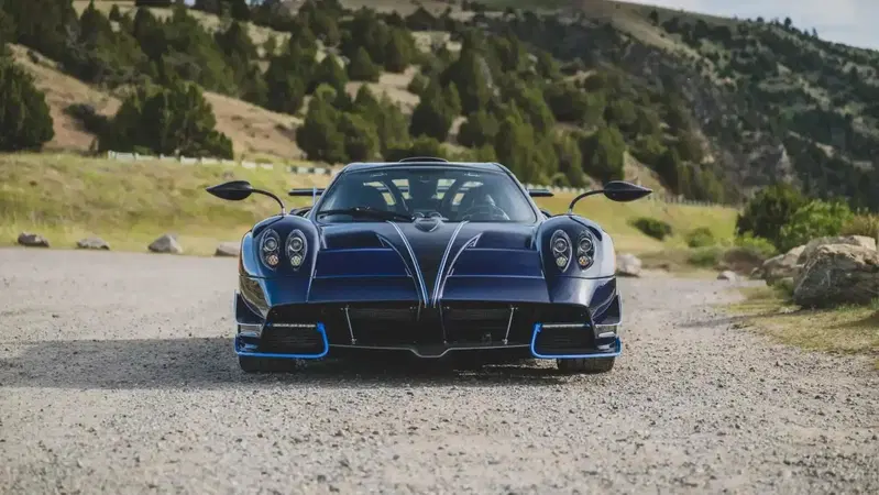 Pagani Huayra Roadster Executor: la prima con cambio manuale va all'asta e pu&ograve; superare i 7 milioni