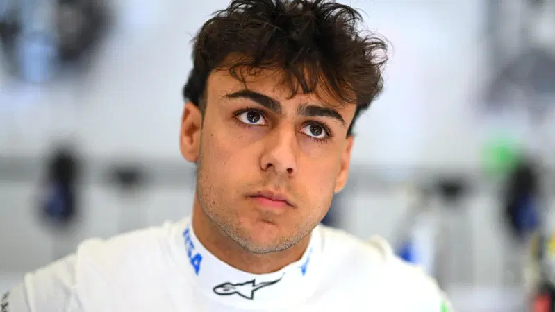 "Volare in economy? Preferisco risparmiare. F1 2026? Uguale per me o per Hamilton": la confessione di Lindblad in Ungheria