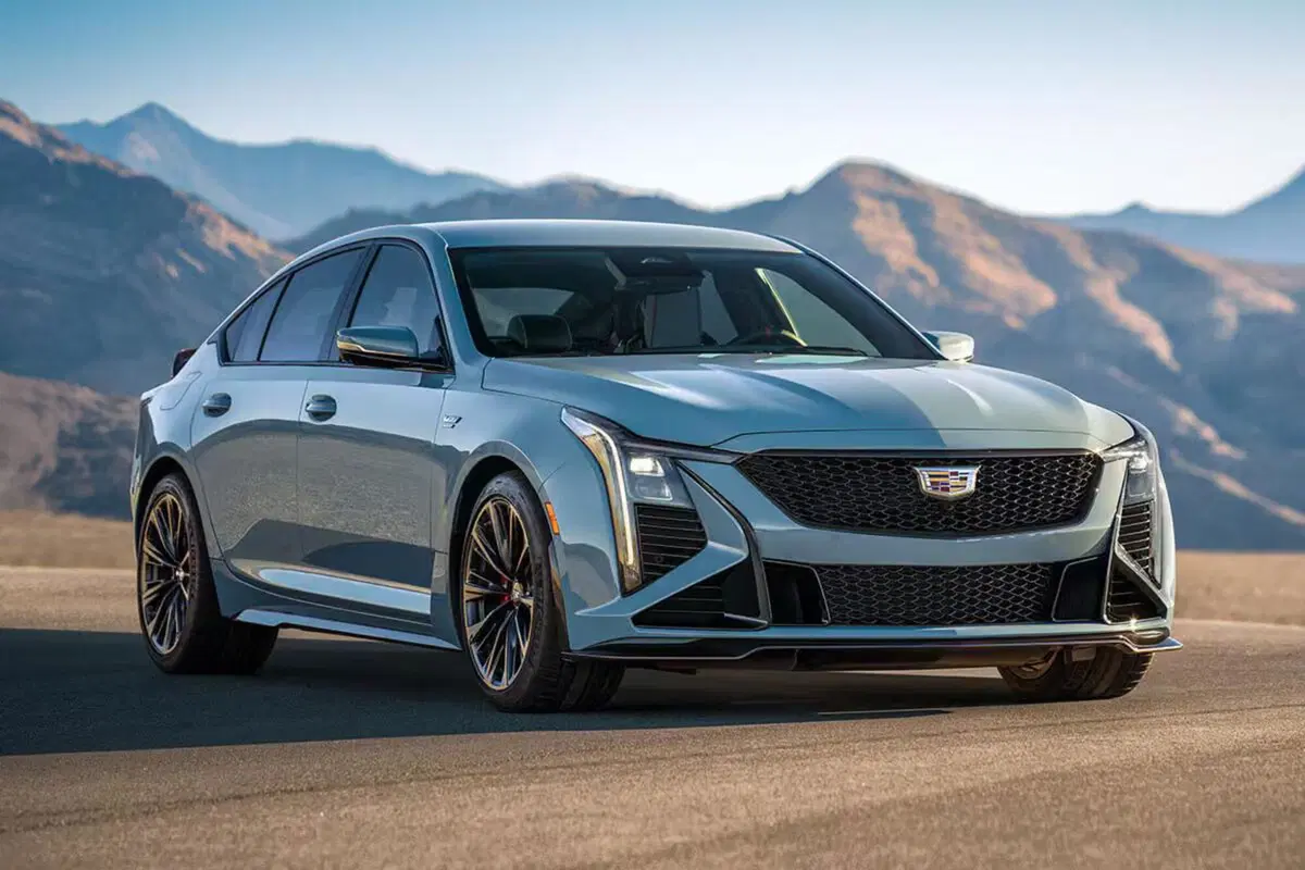 Cadillac rilancia la CT5-V: torna il V8 aspirato con cambio manuale. In America ascoltano ancora gli