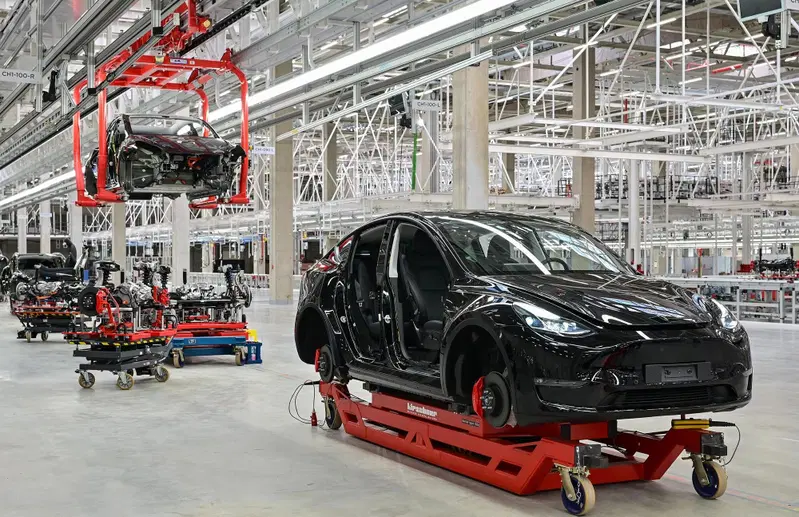 La linea di assemblaggio della Tesla Model Y (vecchio modello)