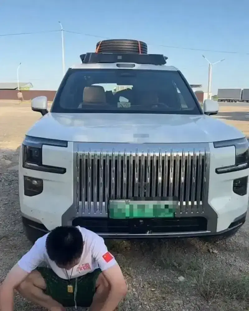 Mr Liu e la sua Zeekr 9X durante i disagi del viaggio.