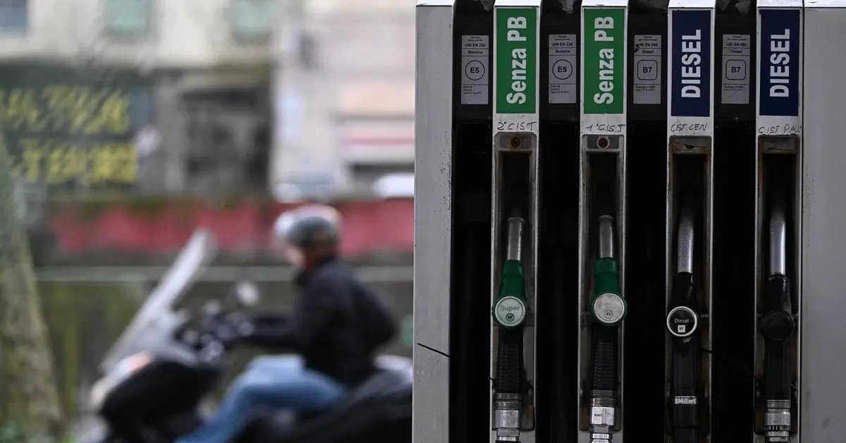 Carburanti, benzina e diesel alle stelle in Italia: perch&eacute; in Spagna il gasolio costa molto meno