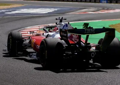 F1. Giallo Leclerc in Ungheria: miglior tempo e stop improvviso in FP1. Ma per la Ferrari c’è un asso nella manica