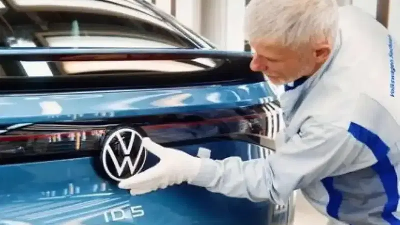 Volkswagen, utili in calo e ricavi rivisti al ribasso: la crisi cinese spaventa Wolfsburg