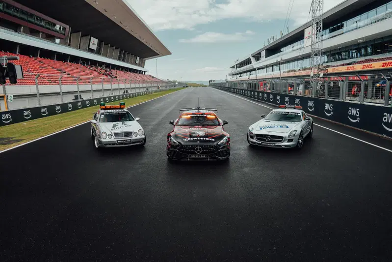 La nuova AMG GT in mezzo a due safety Car storiche: la CLK e la SLS