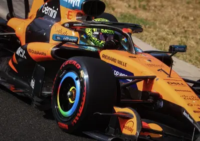F1. Hamilton (penalizzato) esulta in pit-lane, ma Norris gli strappa la pole per 12 millesimi! L'ombra delle penalità nelle qualifiche del GP d'Ungheria 2026