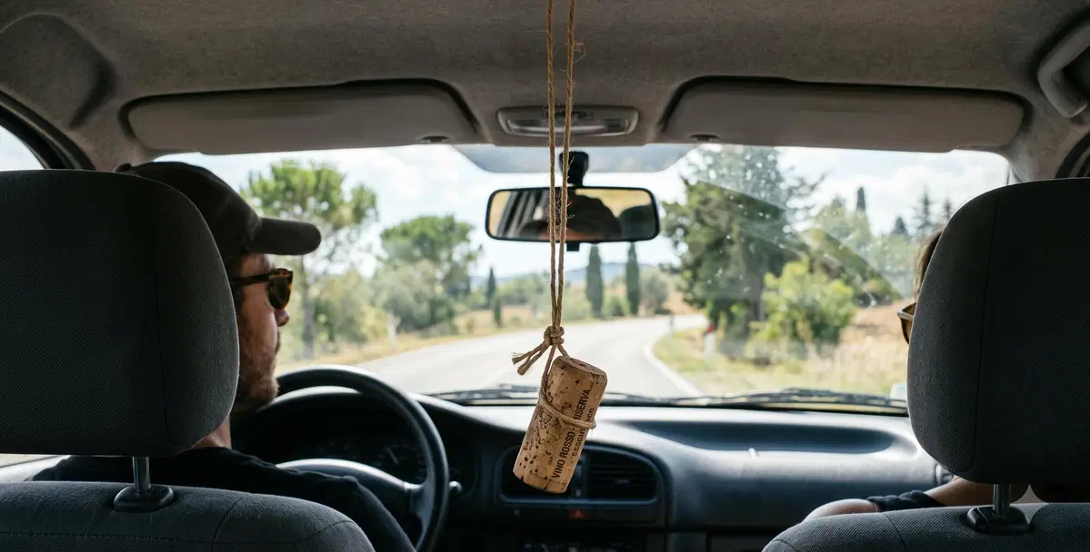 Tappo di sughero in auto contro il caldo: trucco geniale o clamorosa bufala?