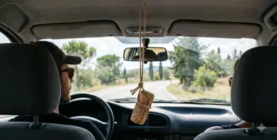 Tappo di sughero in auto contro il caldo: trucco geniale o clamorosa bufala?